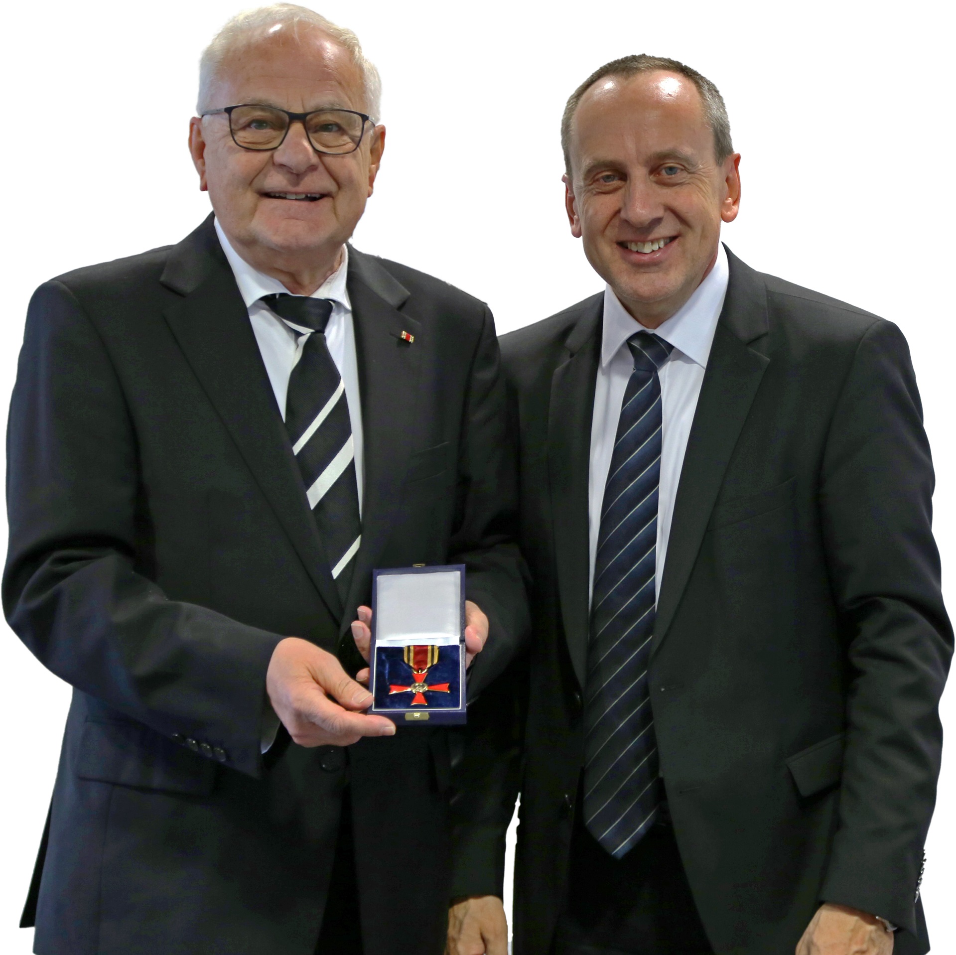 Kurt Lechner empfängt das Bundesverdienstkreuz von Konrad Wolf (rechts)