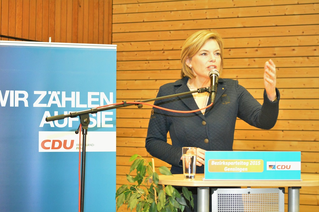Julia Klöckner redet auf dem Bezirksparteitag 2015 in Gensingen
